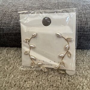 Beautiful Earth Boutique Elegant Pearl and Gold Leaf Dangle Earrings / 5 for $25